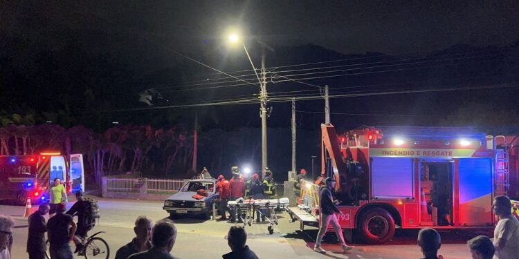 Homem fica ferido após acidente entre dois carros em Jaraguá do Sul