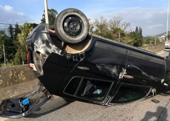 [Vídeo] Mulher fica ferida após capotar carro no viaduto do Vieira, em Jaraguá do Sul