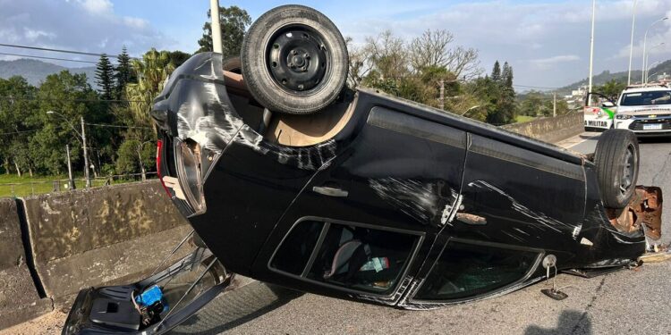 [Vídeo] Mulher fica ferida após capotar carro no viaduto do Vieira, em Jaraguá do Sul