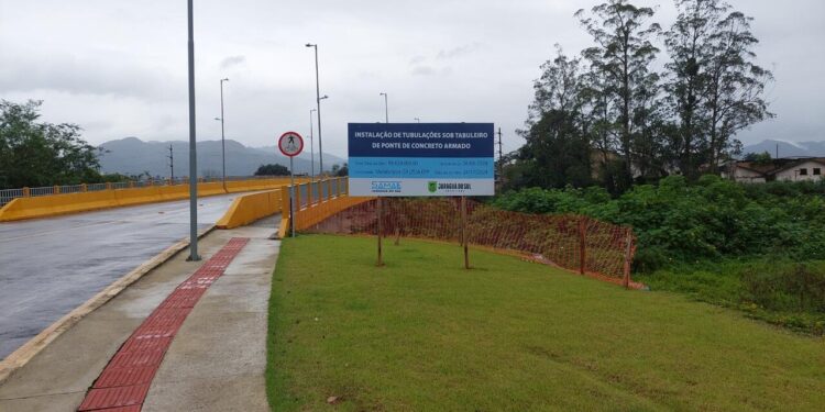 [Jaraguá] Ponte da Menegotti passa por obras de instalação de redes de água e esgoto