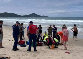 Homem morre e criança desaparece na praia de Bombinhas