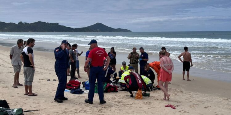 Homem morre e criança desaparece na praia de Bombinhas