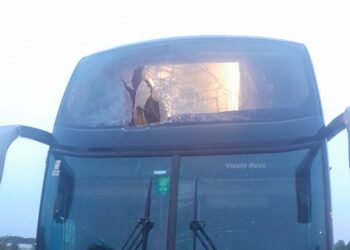 [Vídeo] Homem morre após rodado de caminhão atingir janela de ônibus que saiu de Joinville