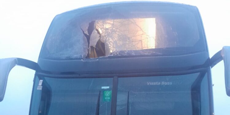 [Vídeo] Homem morre após rodado de caminhão atingir janela de ônibus que saiu de Joinville