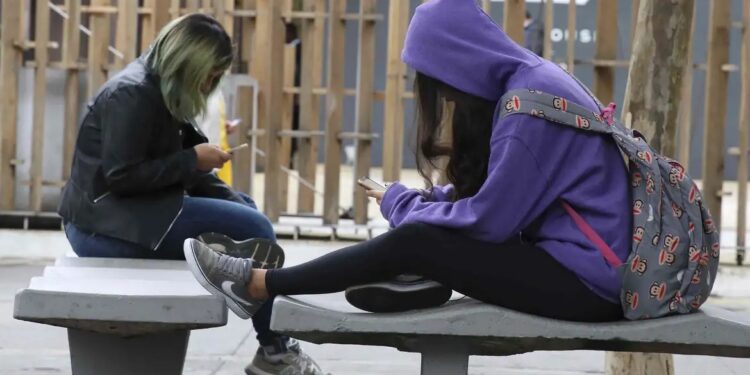 Maioria dos municípios da região proíbe o uso de celulares nas escolas da rede municipal