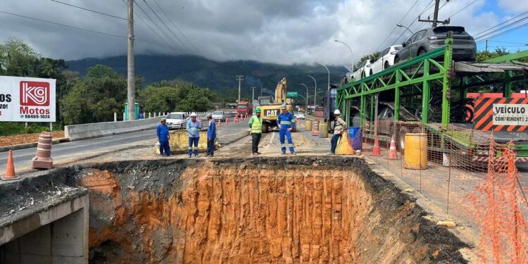 ‘Curiosidade’ gera trânsito e forma fila quilométrica em Guaramirim