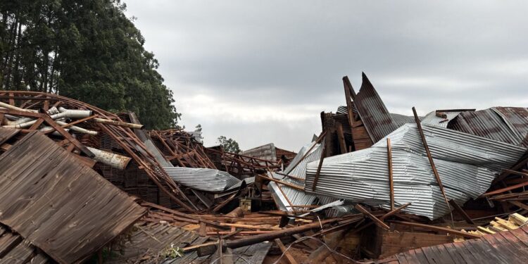 Ventos de até 100 km/h e temporais provocam estragos em Santa Catarina