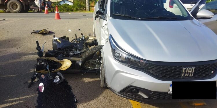 [Fotos] Motociclista fica gravemente ferida após bater na lateral de carro em Corupá