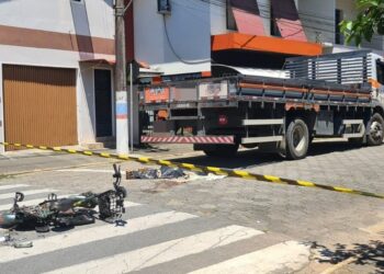 Mulher morre após ser atingida por caminhão em Guaramirim