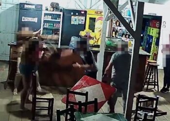 Empurrões e cadeiradas: vídeo mostra briga em bar de Massaranduba