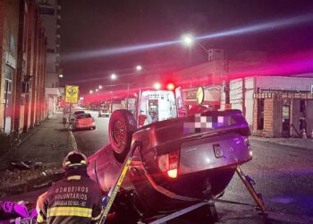 Mulher é presa por embriaguez após capotar carro no centro de Jaraguá do Sul