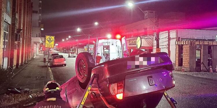 Mulher é presa por embriaguez após capotar carro no centro de Jaraguá do Sul