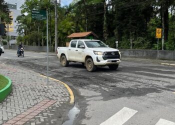 Faixa elevada da rua Jorge Czerniewicz, em Jaraguá do Sul, é removida