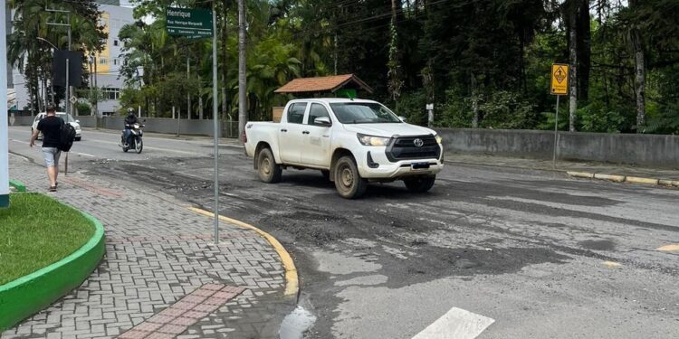 Faixa elevada da rua Jorge Czerniewicz, em Jaraguá do Sul, é removida