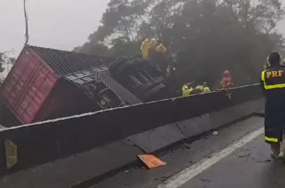 [Vídeo] Tragédia: 9 membros de equipe de remo morrem após carreta tombar sobre van na BR-376, no Paraná