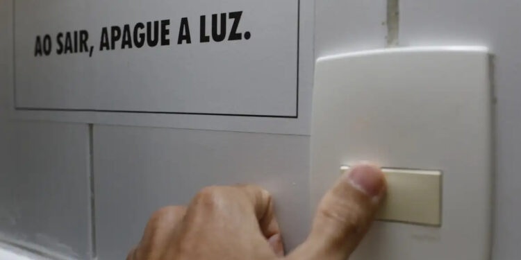 Aneel anuncia redução da bandeira vermelha para amarela em novembro