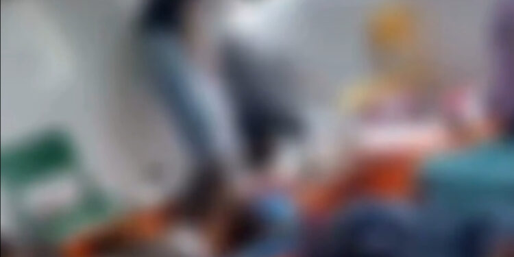 [Vídeo] Mulher é demitida após agredir criança em escola de Criciúma: “Deita aqui e fica bem quietinho”