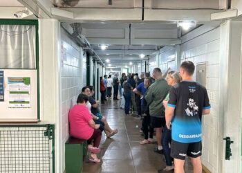 Urna apresenta problema e precisa ser reiniciada no CAIC, em Jaraguá do Sul