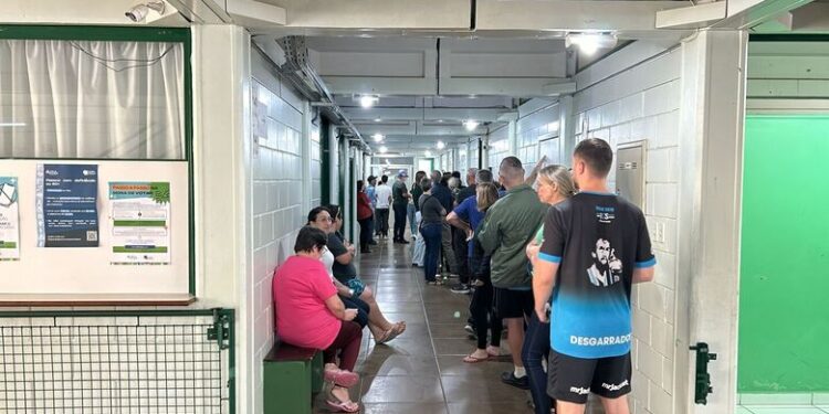 Urna apresenta problema e precisa ser reiniciada no CAIC, em Jaraguá do Sul