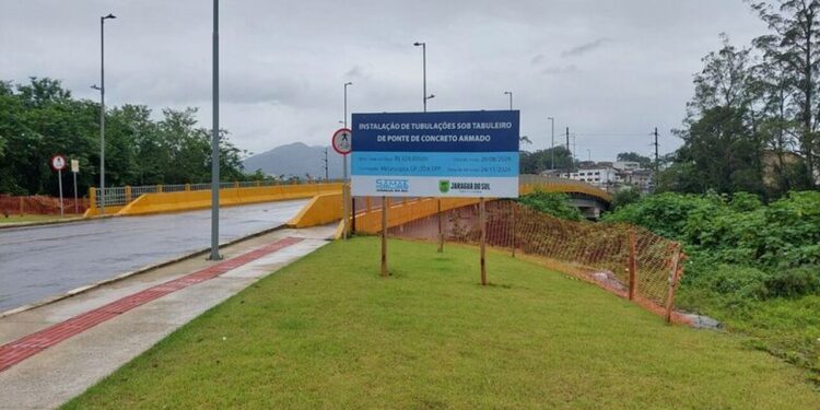 Segue instalação de redes de água e esgoto na Ponte da Menegotti, em Jaraguá do Sul