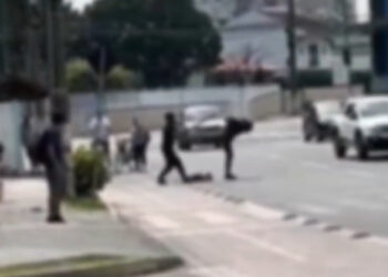 [Vídeo] Dois homens brigam no Centro de Guaramirim: “Sarrafada”