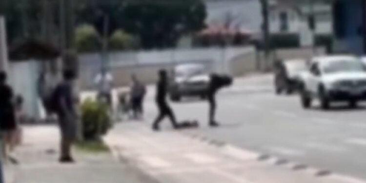 [Vídeo] Dois homens brigam no Centro de Guaramirim: “Sarrafada”