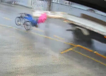 [Vídeo] Ciclista fica em estado grave em Joinville após ser atingido por tampa de carroceria de caminhão