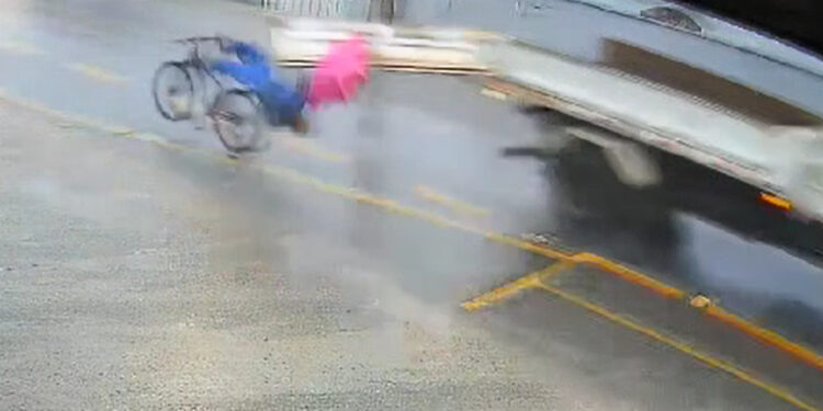[Vídeo] Ciclista fica em estado grave em Joinville após ser atingido por tampa de carroceria de caminhão