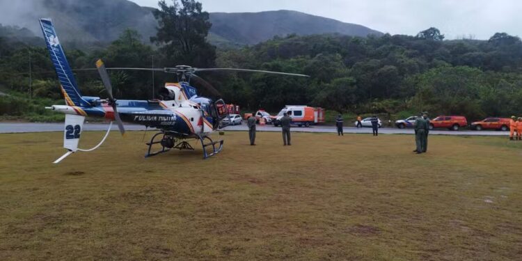 Helicóptero dos bombeiros cai e mata tripulação durante buscas de monomotor em MG