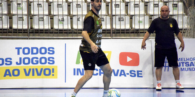 Com casa cheia, Jaraguá decide classificação à final da Liga Nacional