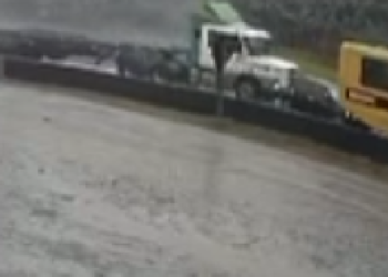 [Vídeo] Duas pessoas ficam feridas em grave acidente na BR-101, em Araquari