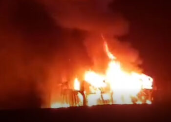 [Vídeo] Carreta tomba e pega fogo na BR-101, em Barra Velha