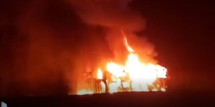 [Vídeo] Carreta tomba e pega fogo na BR-101, em Barra Velha