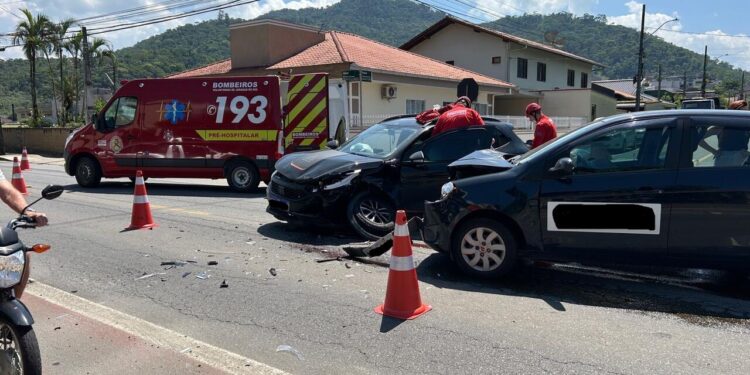 Motorista é encaminhado ao hospital após acidente em Jaraguá do Sul