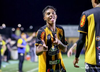 Promessa jaraguaense faz gol da vitória sobre Palmeiras e se emociona: “Não é fácil ficar longe da família”