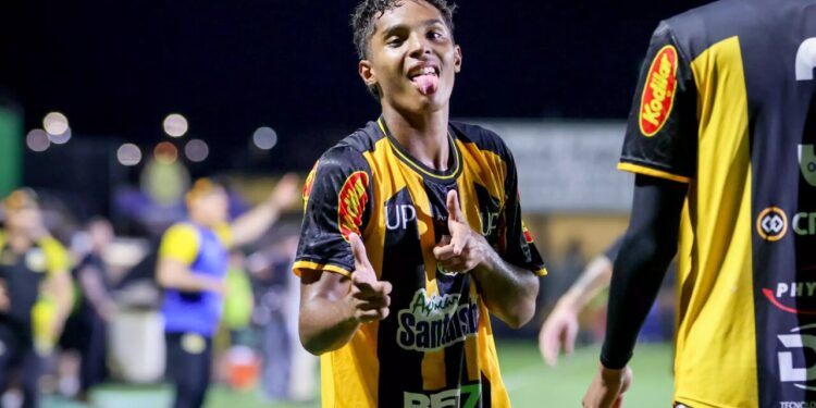 Promessa jaraguaense faz gol da vitória sobre Palmeiras e se emociona: “Não é fácil ficar longe da família”