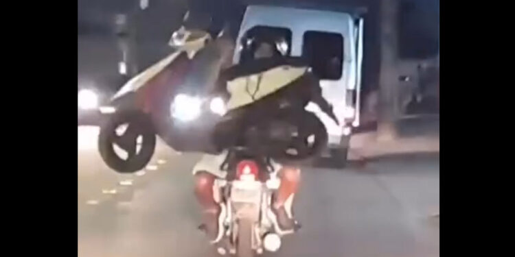 Motociclista é flagrado carregando moto na garupa em Joinville