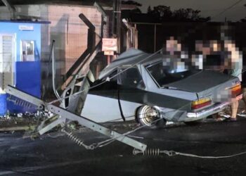 Motorista fica preso nas ferragens após colidir carro no poste em Jaraguá do Sul