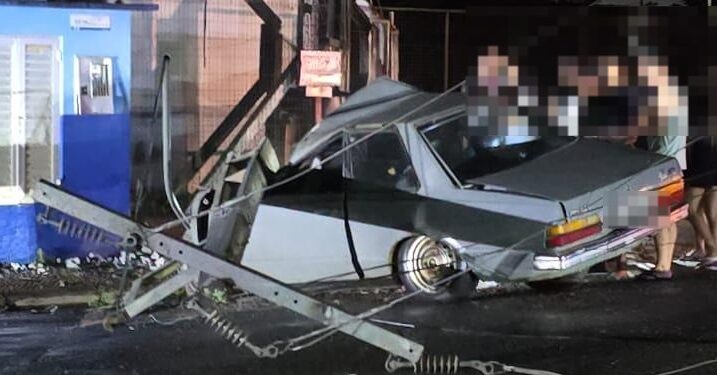 Motorista fica preso nas ferragens após colidir carro no poste em Jaraguá do Sul