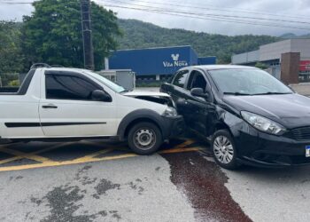 Dois carros se envolvem em acidente em Jaraguá do Sul