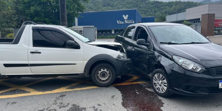 Dois carros se envolvem em acidente em Jaraguá do Sul