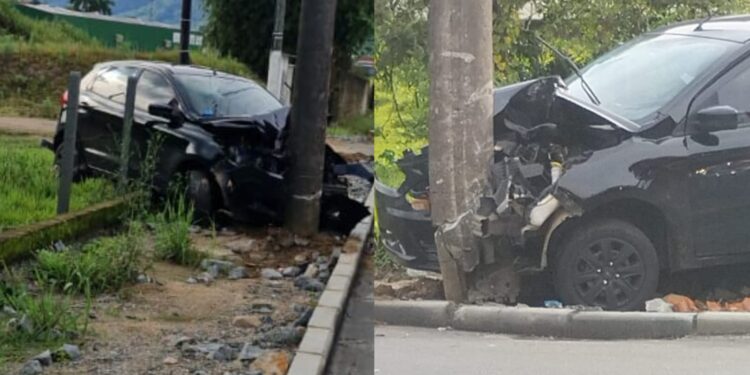 Três pessoas ficam feridas após carro colidir no poste em Jaraguá do Sul