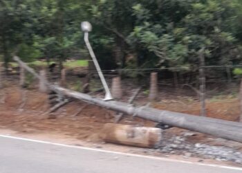 Motociclista sofre queda após carro colidir no poste em Corupá