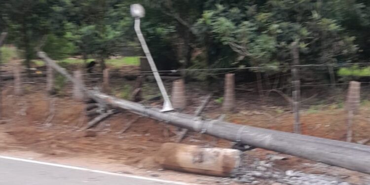 Motociclista sofre queda após carro colidir no poste em Corupá
