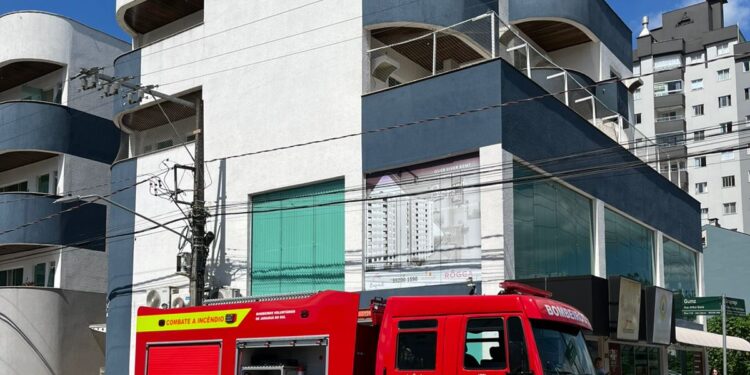 [Vídeo] Parafusadeira causa princípio de incêndio em apartamento em Jaraguá