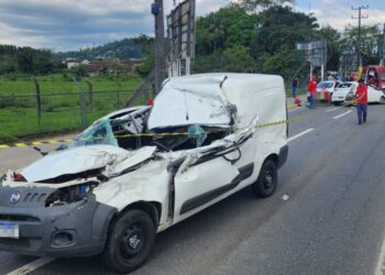 Motorista fica gravemente ferido após acidente entre três veículos em Jaraguá do Sul