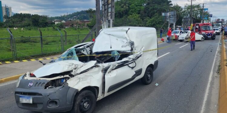 Motorista fica gravemente ferido após acidente entre três veículos em Jaraguá do Sul