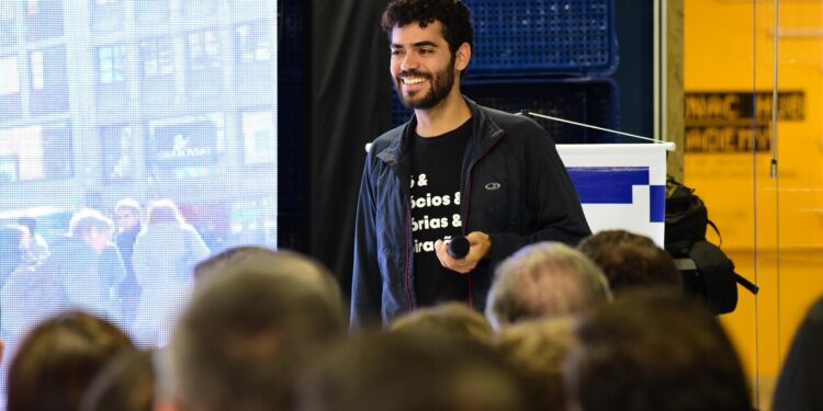 Ex-engenheiro da Tesla vem a Jaraguá do Sul para palestra gratuita