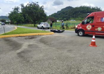 Motociclista fica ferido após acidente em Schroeder