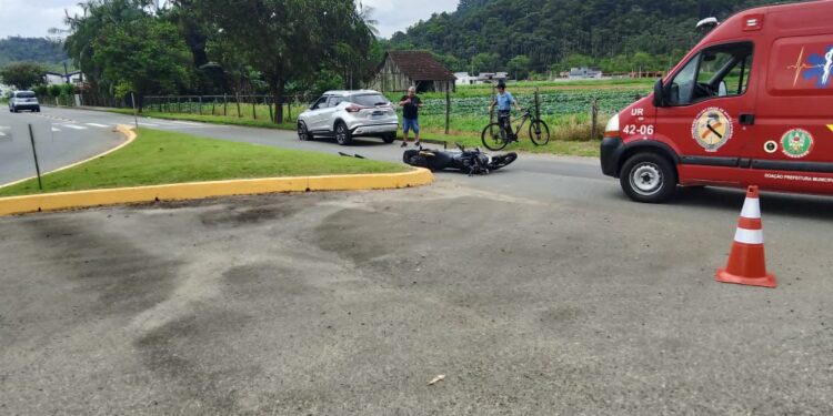 Motociclista fica ferido após acidente em Schroeder
